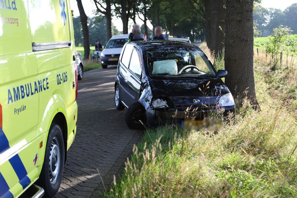 Automobilist raakt gewond bij aanrijding tegen boom in Drachtstercompagnie - #Friesland