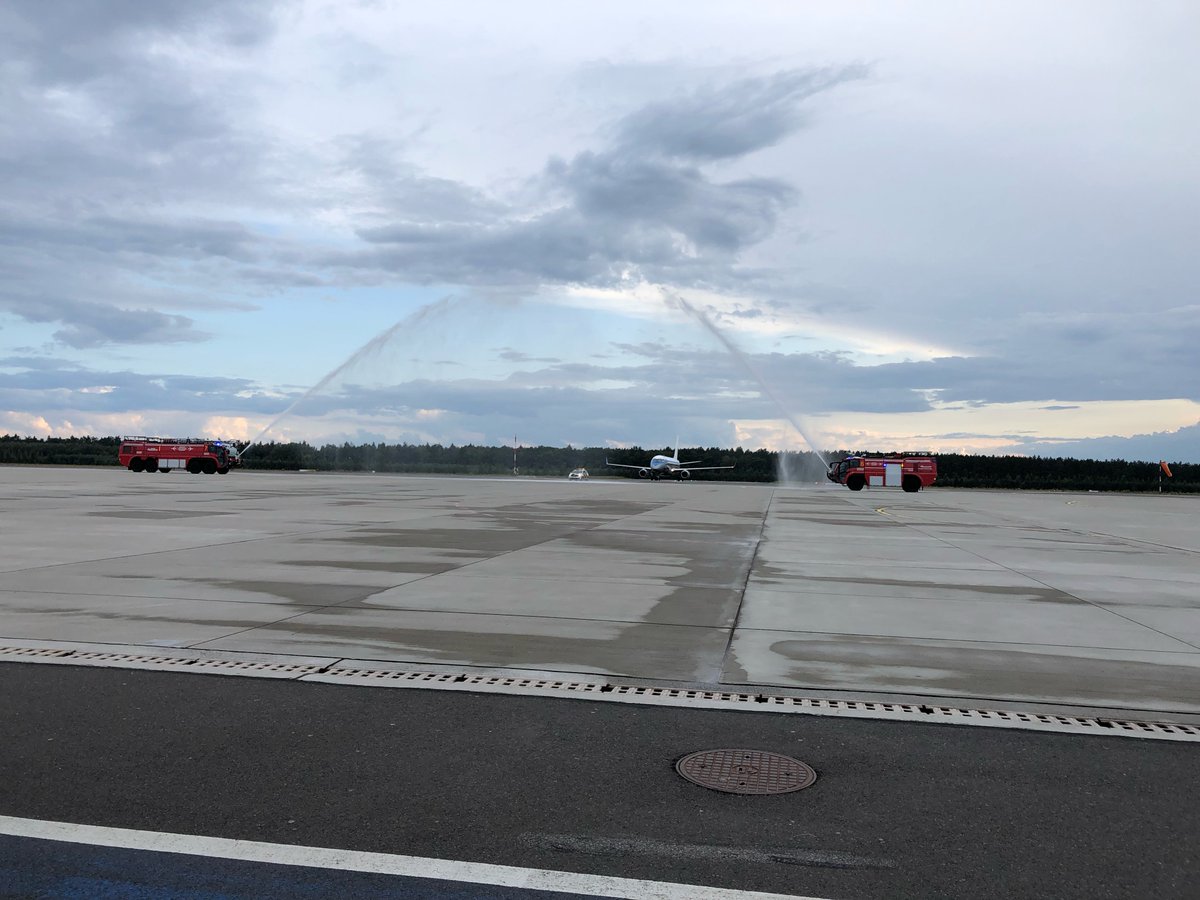 SzczecinAirport's tweet photo. 💦✈️Salutem wodnym przywitaliśmy naszą wicemistrzynię olimpijską w żeglarstwie (klasa 470)- 🥈Agnieszkę Skrzypulec, która wróciła do Szczecina na pokładzie wieczornego rejsu @LOTPLAirlines z @ChopinAirport.
Jesteśmy bardzo dumni, dziękujemy!❤️🤗
#flySZZ #flyLOT #Tokyo2020 https://t.co/SXKMRgVoM5