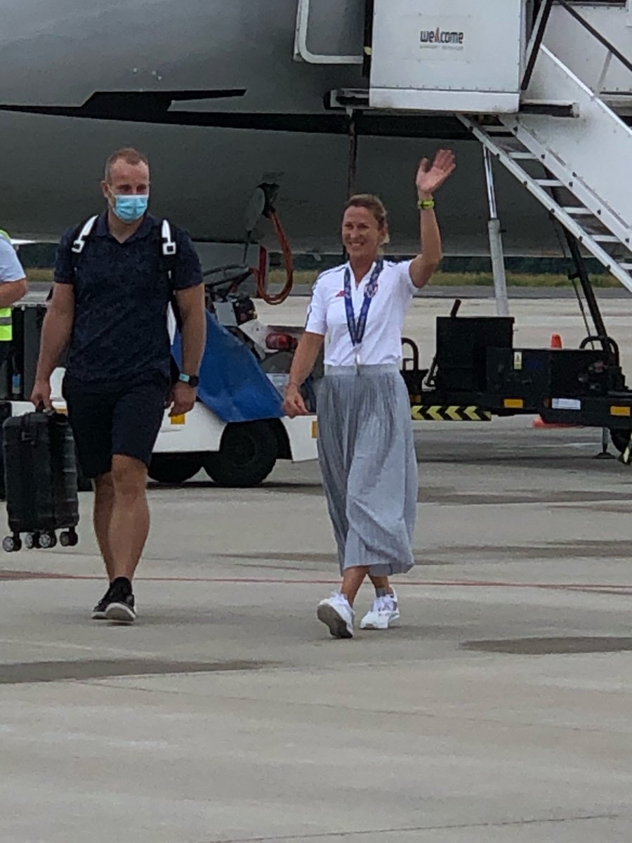 SzczecinAirport's tweet photo. 💦✈️Salutem wodnym przywitaliśmy naszą wicemistrzynię olimpijską w żeglarstwie (klasa 470)- 🥈Agnieszkę Skrzypulec, która wróciła do Szczecina na pokładzie wieczornego rejsu @LOTPLAirlines z @ChopinAirport.
Jesteśmy bardzo dumni, dziękujemy!❤️🤗
#flySZZ #flyLOT #Tokyo2020 https://t.co/SXKMRgVoM5