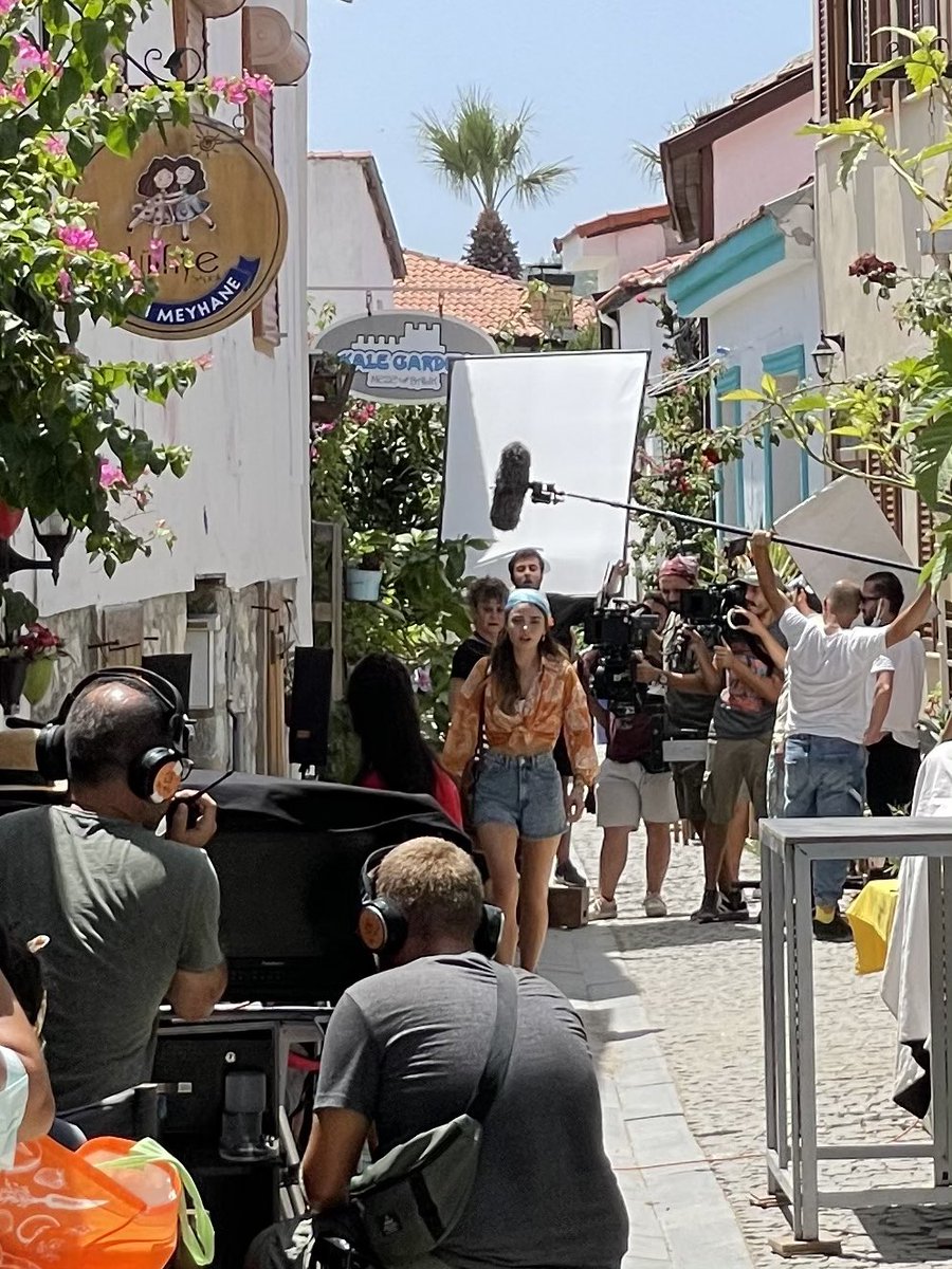 MissIvy88's tweet photo. This was last Thursday in Sığacık. Ayçe was filming a scene with her mother. She is sooo pretty! 🤩 I shared a reel from Sığacık on my IG. But I didn’t film the crew. #özelbiri https://t.co/2yf8gJiwuf