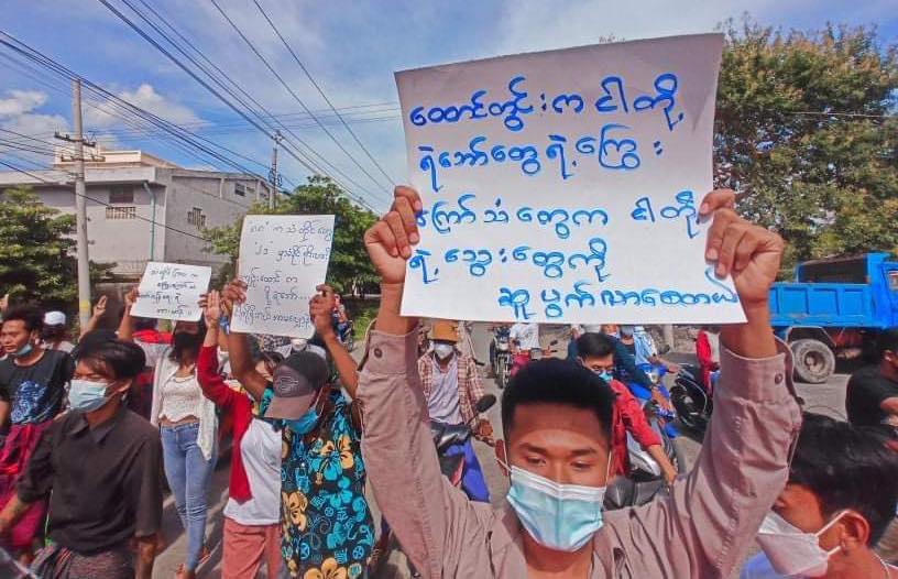 Myanmar_Now_Eng's tweet photo. In Mandalay, students and locals staged multiple protests against Myanmar's military dictatorship today (Aug 10) while the monks from the Mandalay Sangha Union also recited prayers for the safety of the people fighting the coup regime. 

Photos: CJ 

#WhatsHappeningInMyanmar https://t.co/T1KL9uXSeI