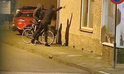 Jongens besmeuren woning met verf; politie hoopt daders te pakken door filmpje openbaar te maken