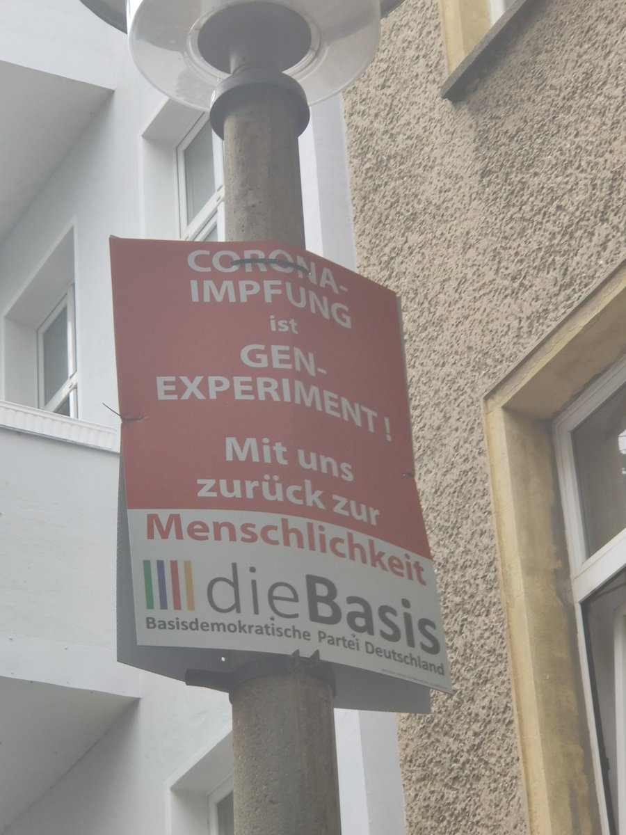 Die Basis hat in der #Rigaer Straße plakatiert. #Nordkiez #Schwurbler