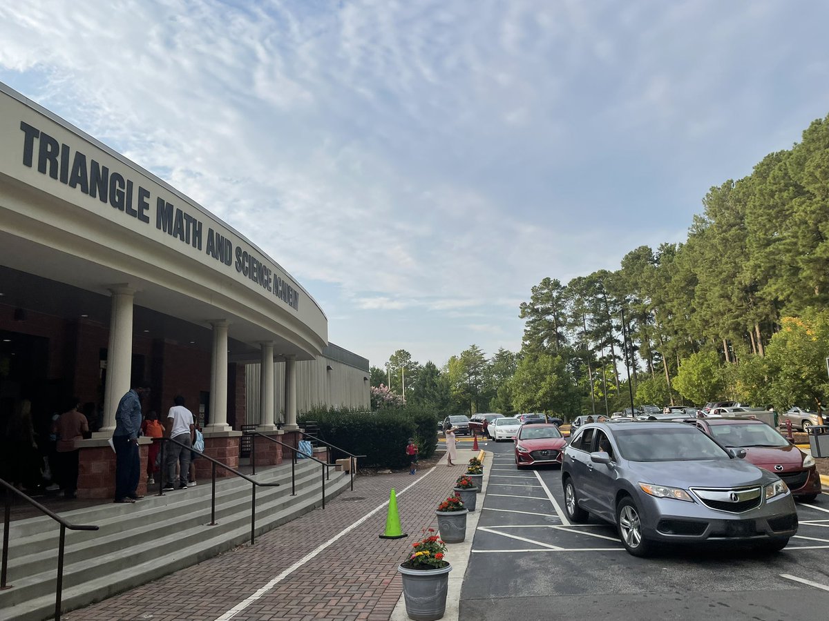 TMSATigers's tweet photo. First Day of School brought in close to 900 students, almost 90 staff members, and countless amounts of disinfectant wipes, hand sanitizer, and tissue!! #BacktoSchool2021 #firstdayofschool

@TMSAPCS https://t.co/OOPpu70b9t