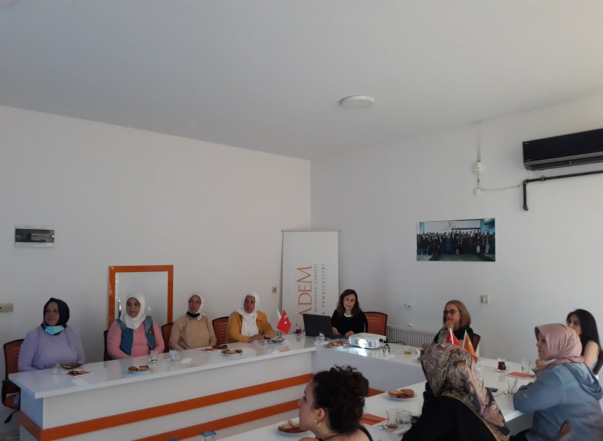 "Tarih boyunca kadınlarımızın ilmek ilmek dokuduğu, el emeği göz nuru Halı ve Kilim Desenlerinin Bize Fısıldadıkları" konulu söyleşi programımızı, Usta Öğreticisi Fatma Aybey' in sunumuyla dernek binamızda gerçekleştirdik.
<a href="/kademorgtr/">KADEM</a>