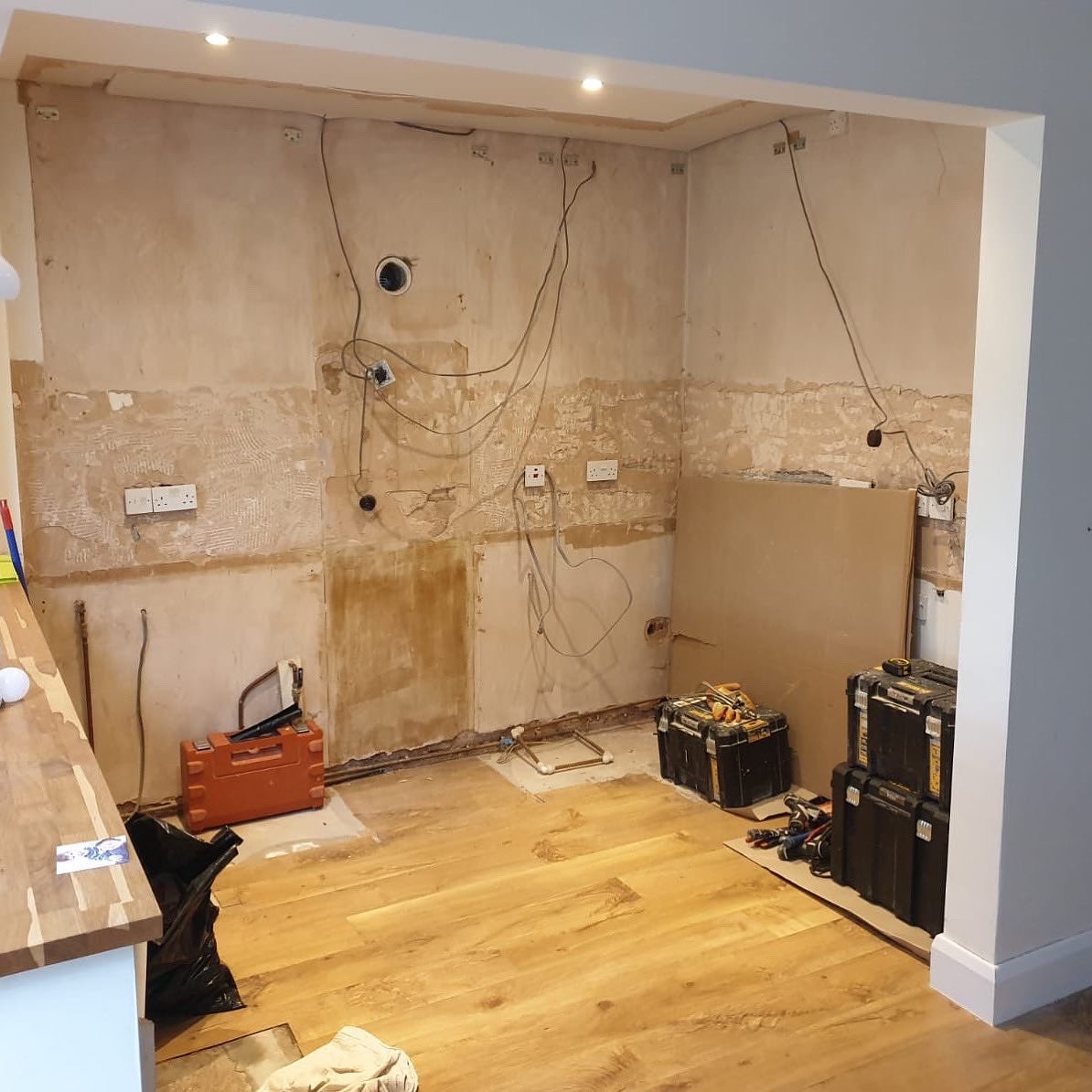 clairelbills's tweet photo. The last 4 days progress in the kitchen means we now have water and an oven π #wickeskitchen #gettingexcited https://t.co/WRuAr6Ufey