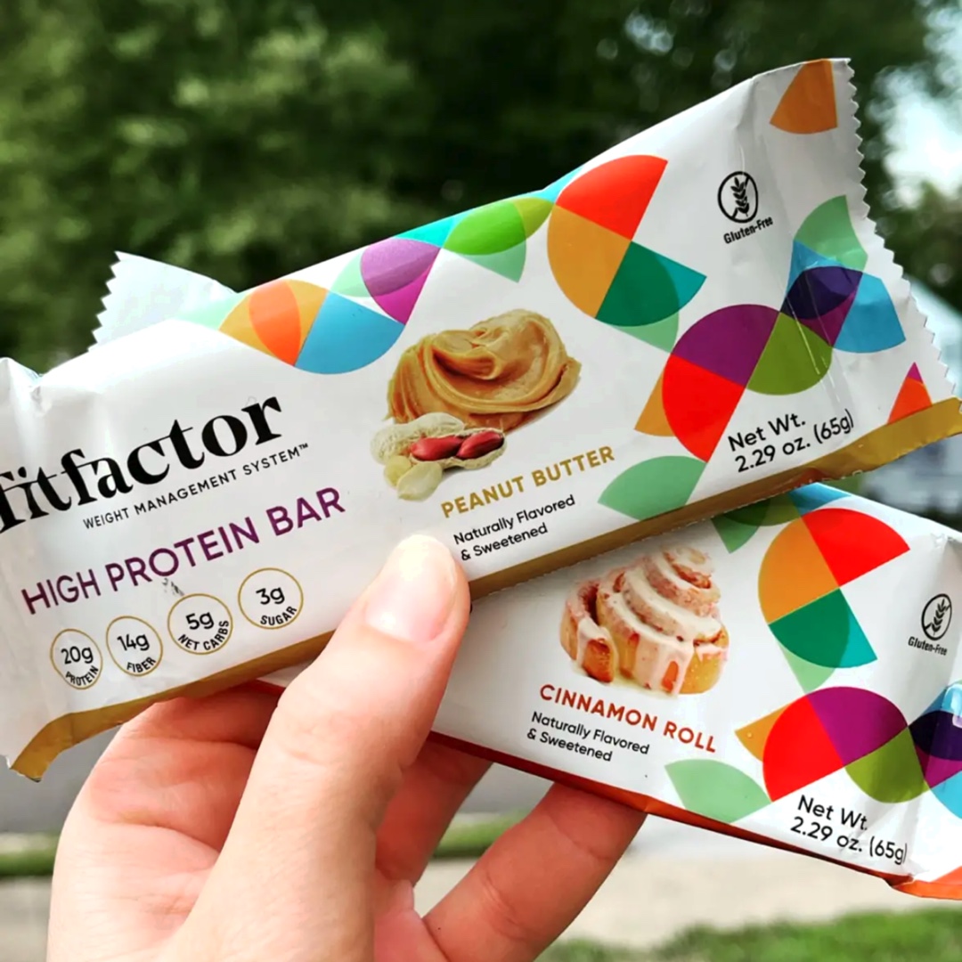 Flaviafischer's tweet photo. If you are looking for a delicious and sweet protein bar this is perfect for you! Taste so good! Thank you for this amazing gift. #fitfactor #vitaminshoppe #complimentary @vitaminshoppe @Influenster https://t.co/TZsNw7Zh2o
