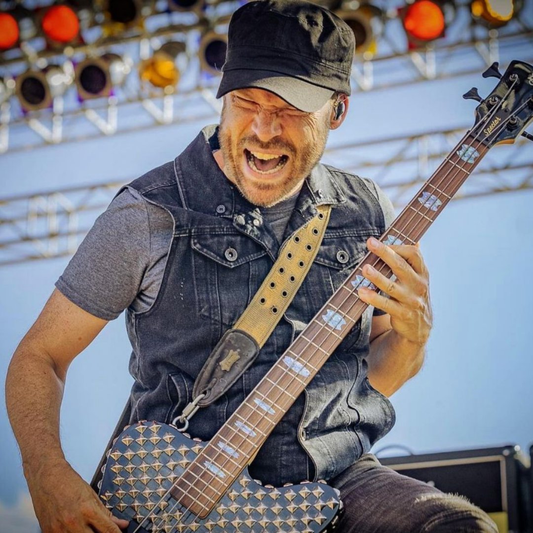 You gotta love watching when someone plays with real passion. Shoutout to Levy's Artist @martyobrien!

#levys #levysmusic #levysmusician #levysguitar #guitarstrap #guitargear #knowyourtone #musician #music