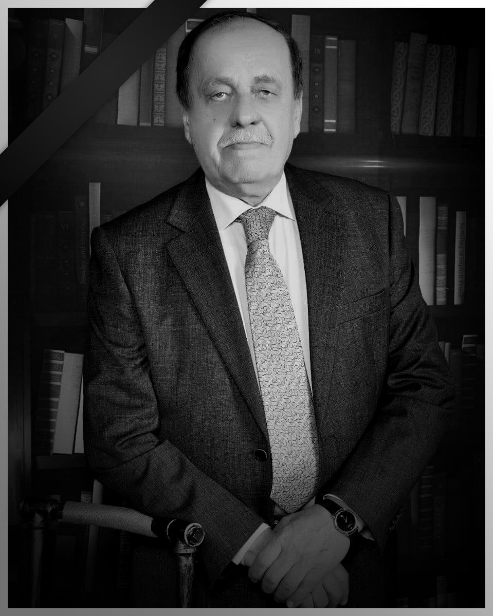 ahmedalbasheer1's tweet photo. رحل عن عالمنا يوم أمس الاستاذ القدير جاسم لقمان مدير اعدادية المنصور للبنين مخلّفا وراءه اجيالًا من الاطباء والمحامين والمهندسين والناجحين في مختلف مجالات الحياة.. كان يفتخر بان اغلب من تخرجوا من مدرسته كانوا اسماءاً لامعة في العراق ودول اخرى.
ستبقى يا معلمي في قلوبنا ولن ننساك. https://t.co/H2Oj2UN3fp