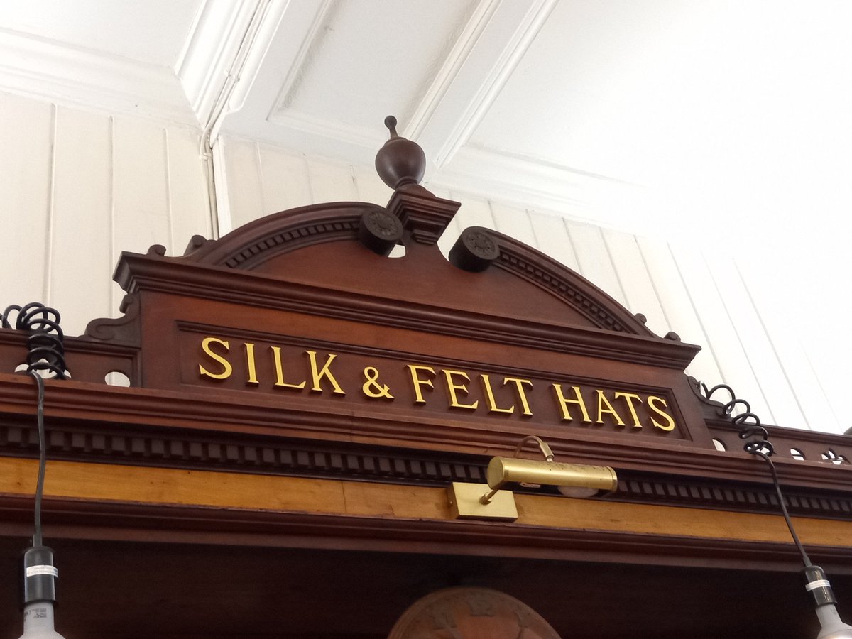 I'm always on the look out for nice tiled shop entrances but this one on #Hastings #seafront proved particularly fruitful - inside there are fittings from when it was a mens outfitters AND it's now an antiques centre ✅ ✅ #TilesOnTuesday