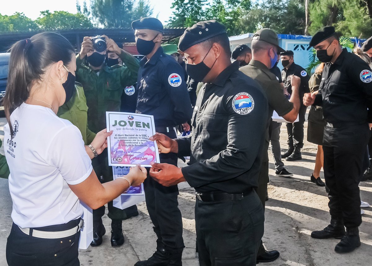 Hoy el pueblo puede vivir tranquilo en que existen jóvenes que salvaguardan su soberanía, como los integrantes del Destacamento Destino Especial Naval de las Tropas Guardafronteras del <a href="/minint_cuba/">MININT_CUBA</a>. A una representación de ellos reconocimos este martes en nombre de la <a href="/UJCdeCuba/">UJC de Cuba</a>.