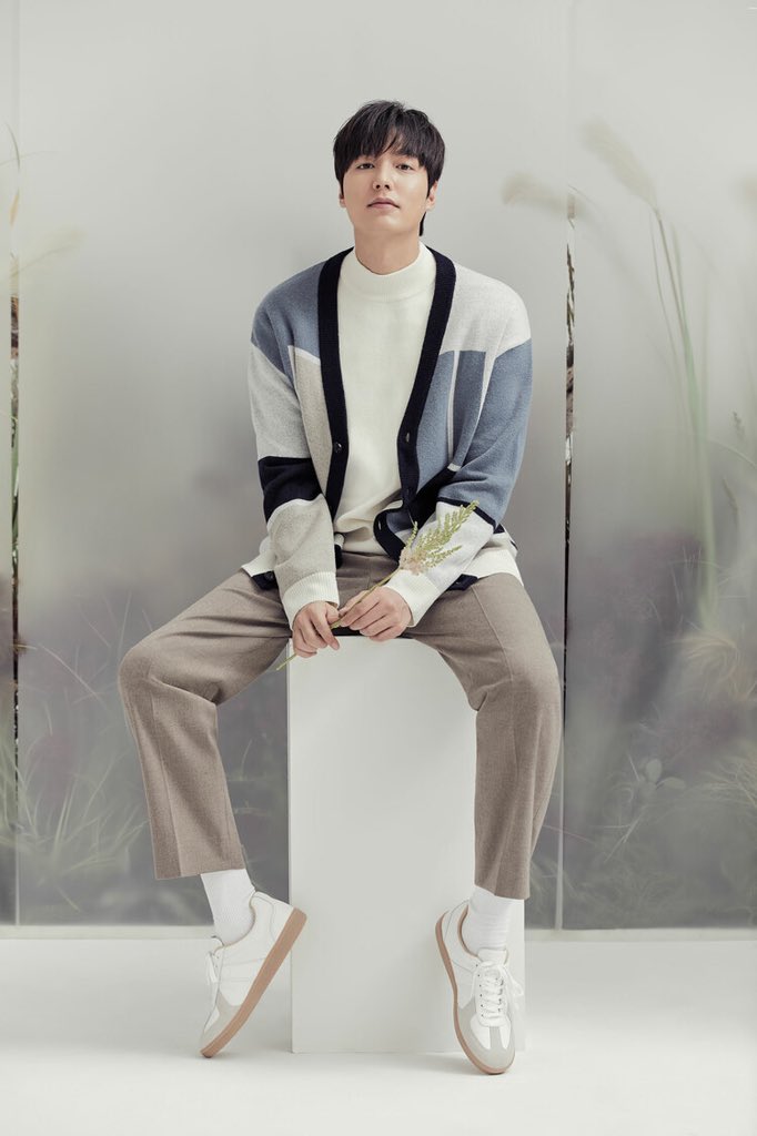 🌾🌾🌾🌾🌾🌾

𝓛𝓮𝓮 𝓜𝓲𝓷 𝓗𝓸 X 𝓐𝓷𝓭𝓩

2022 ANDZ 21 F/W LOOKBOOK 
with LEE MIN HO

🔗 andz.topten10mall.com/m/kr/front/mag…

𝑇𝑎𝑔𝑠. 🦁 #leeminho #이민호
#イミンホ #李敏镐 
#ANDZ #앤드지
<a href="/actorleeminho/">Lee Min Ho</a> ♡⠀