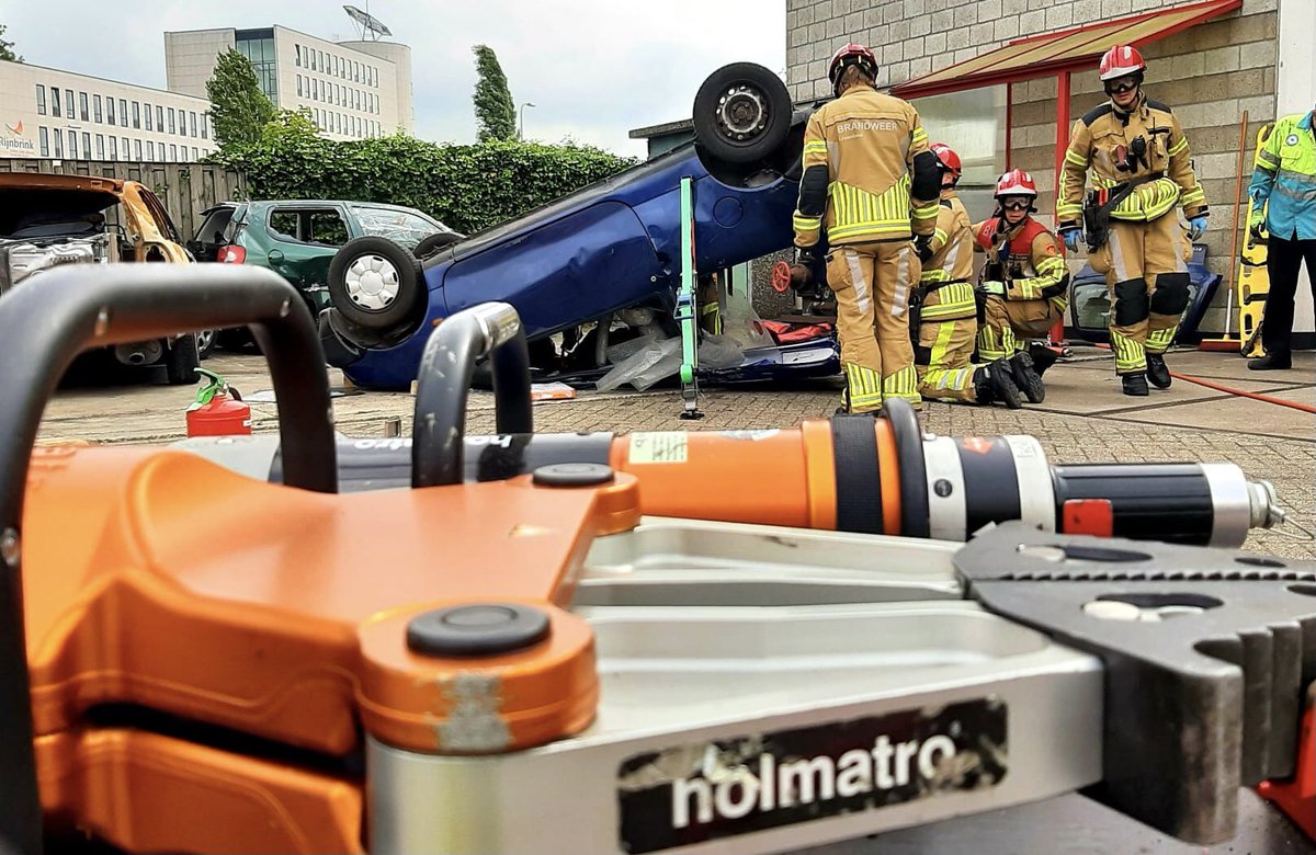 DidierClaessen's tweet photo. Technische hulpverlening vandaag op het #oefenprogramma De B ploeg @brw_deventer @VRIJsselland beoefent bevrijdingstechnieken bij voertuigongevallen #oestermethode #vakbekwaamblijven #Deventer https://t.co/WV806fCc4j