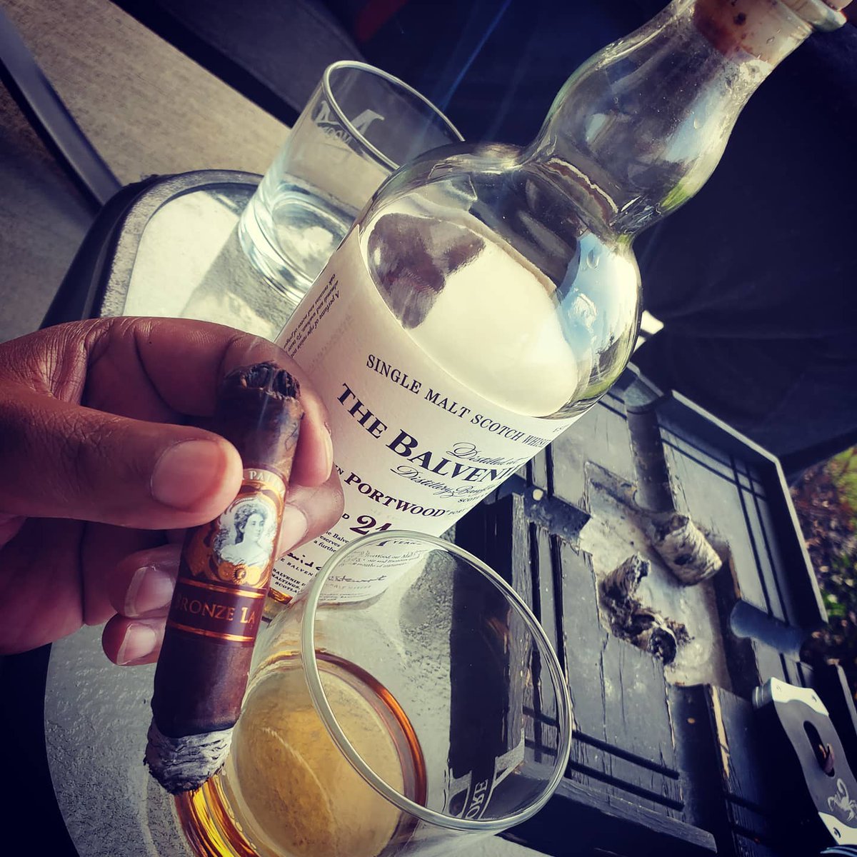 LaPalinaCigar's tweet photo. 📷 by @tjbyrd: #bronzelabel #lapalina #cigars #botl #sotl https://t.co/vjTtulB3i0