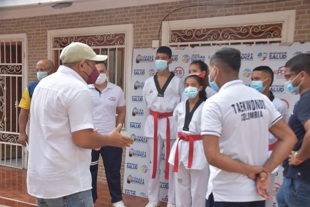 alcaldiacienaga's tweet photo. Alcalde Luis Tete entrega incentivos económicos a deportistas que representarán al municipio en torneos deportivos #Deportes #CiénagaAvanza #DeLaManoConElDeporte https://t.co/z1aegXGH1s https://t.co/SGHaYvIzw7