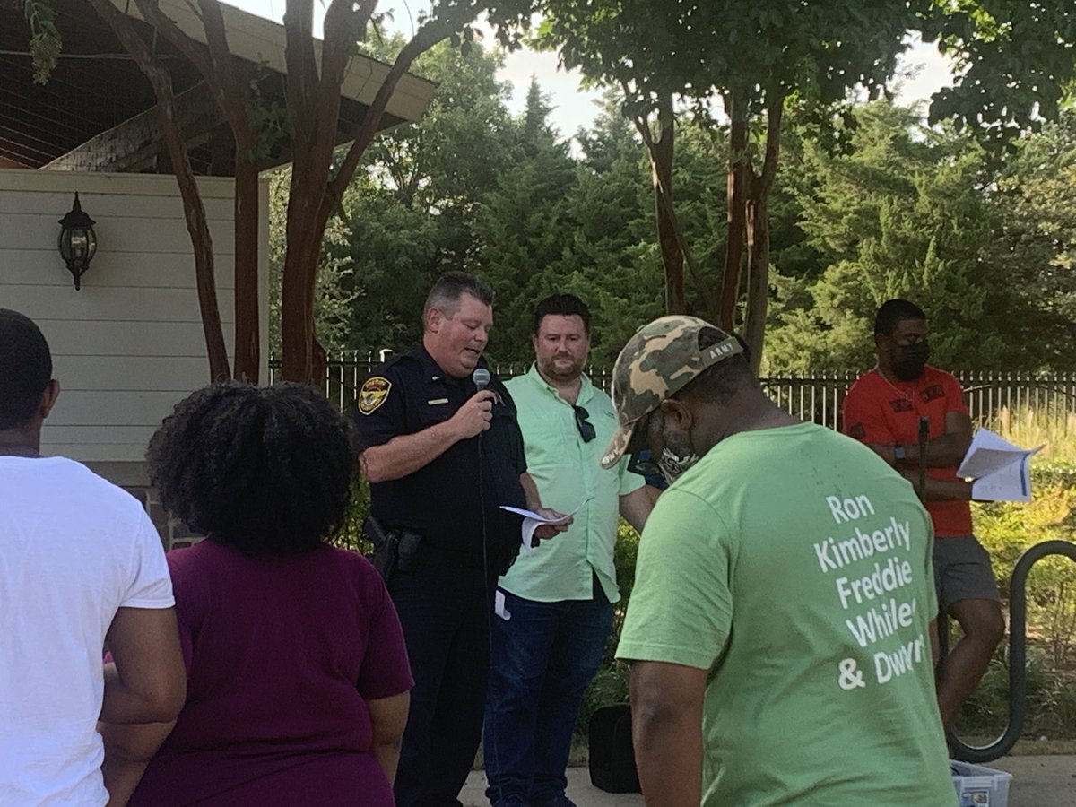 Dallas_Sheriff's tweet photo. Bear Creek Ranch Community HOA meeting is underway with Dallas Sheriff Lt. J. Barker talking about crime prevention in the area. #BearCreekHOA #DSOCommunity https://t.co/VBjfU4MbhP