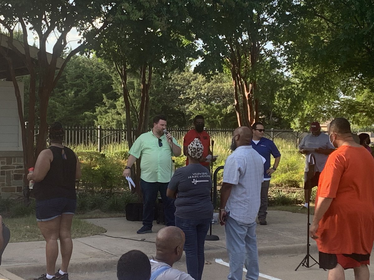 Dallas_Sheriff's tweet photo. Bear Creek Ranch Community HOA meeting is underway with Dallas Sheriff Lt. J. Barker talking about crime prevention in the area. #BearCreekHOA #DSOCommunity https://t.co/VBjfU4MbhP