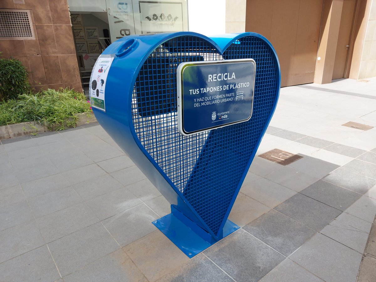 MariaPrades1's tweet photo. Tres grandes corazones metálicos en la Calle Salvador Barri, Plaza España y Avenida Sierra Espadán😍,  hacen la función de contenedor de tapones de plástico que, serán reutilizados para construir nuevo mobiliario urbano sostenible para la ciudad. 👏👏 https://t.co/4Fpc4BDiNU