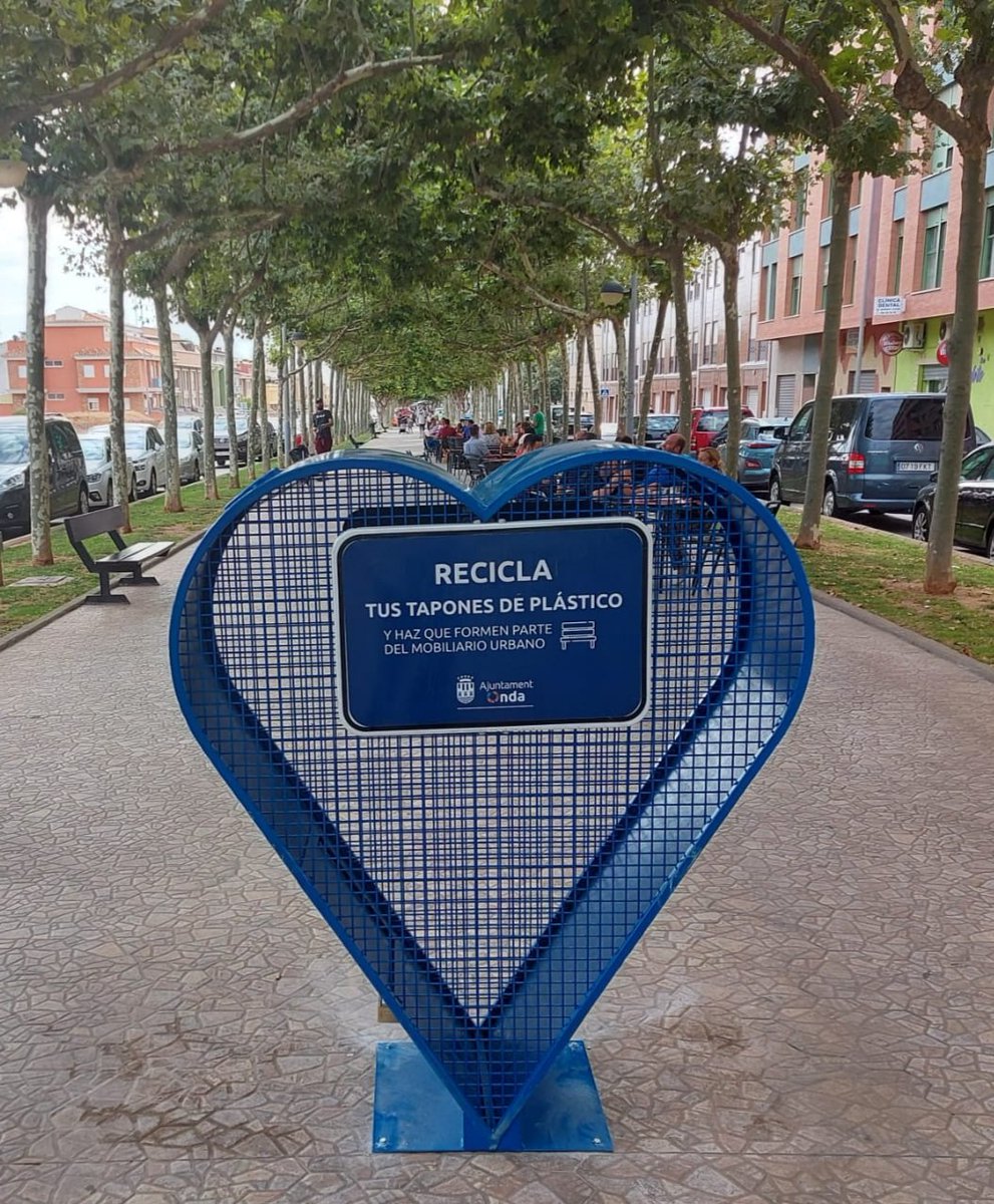 MariaPrades1's tweet photo. Tres grandes corazones metálicos en la Calle Salvador Barri, Plaza España y Avenida Sierra Espadán😍,  hacen la función de contenedor de tapones de plástico que, serán reutilizados para construir nuevo mobiliario urbano sostenible para la ciudad. 👏👏 https://t.co/4Fpc4BDiNU