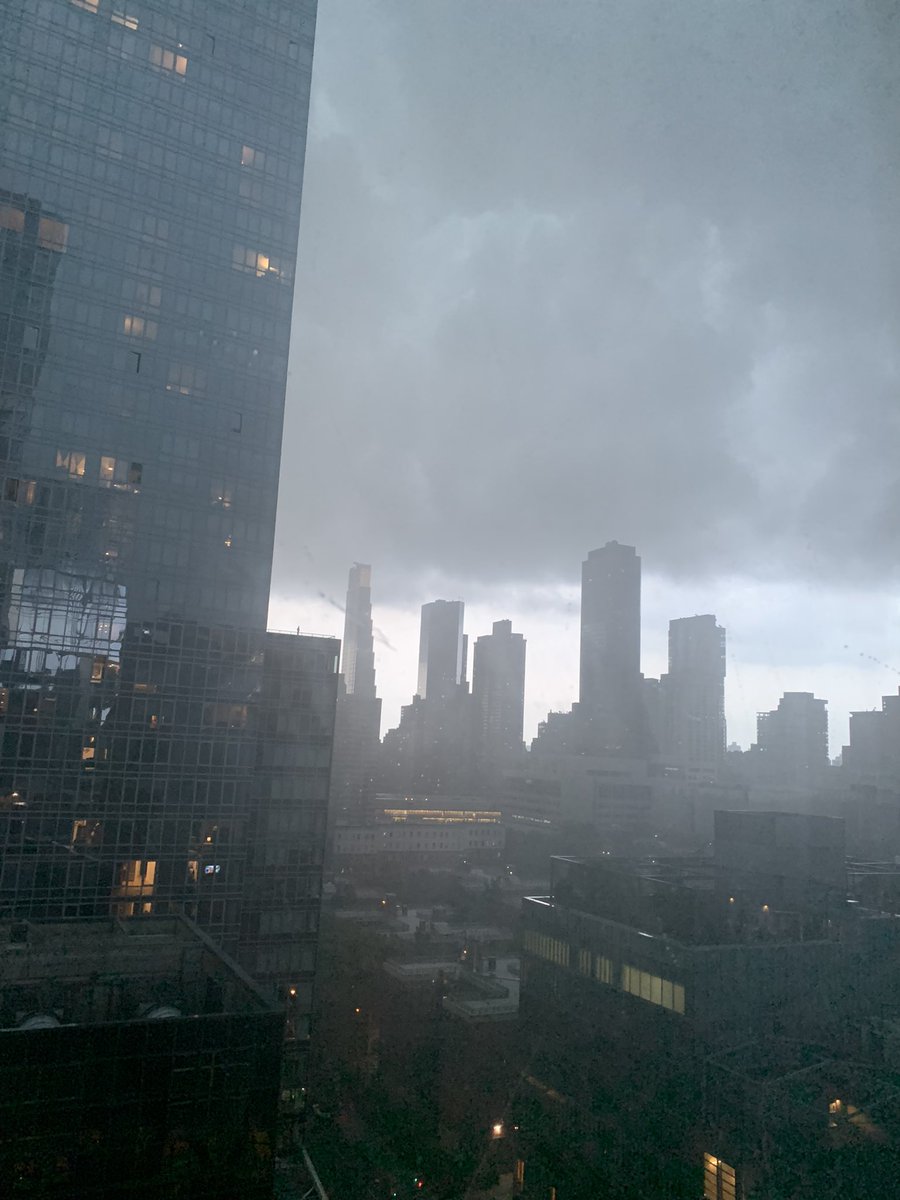 Karynne_Summars's tweet photo. Current situation in #Manhattan #NYC #dystopian #view4view #WeatherUpdate https://t.co/9c5EwPP3xv