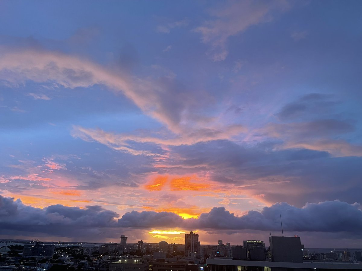 24Solimar24's tweet photo. Atardecer💞En espera del ciclón PR https://t.co/qF8oDMABsW