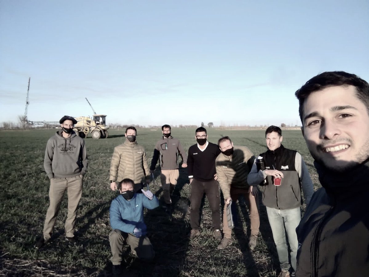 NicoFerrero_'s tweet photo. De las charlas técnicas siempre surgen disparadores para seguir en la búsqueda de la mejora contínua. 

Hoy junto a un referente como @marianoluna79 y todo el equipo técnico de @RizobacterARG @La_Lehmann  y asesores de Pilar y zona. 
Hay trabajo por hacer y criterios por mejorar https://t.co/jPy66cJpk2