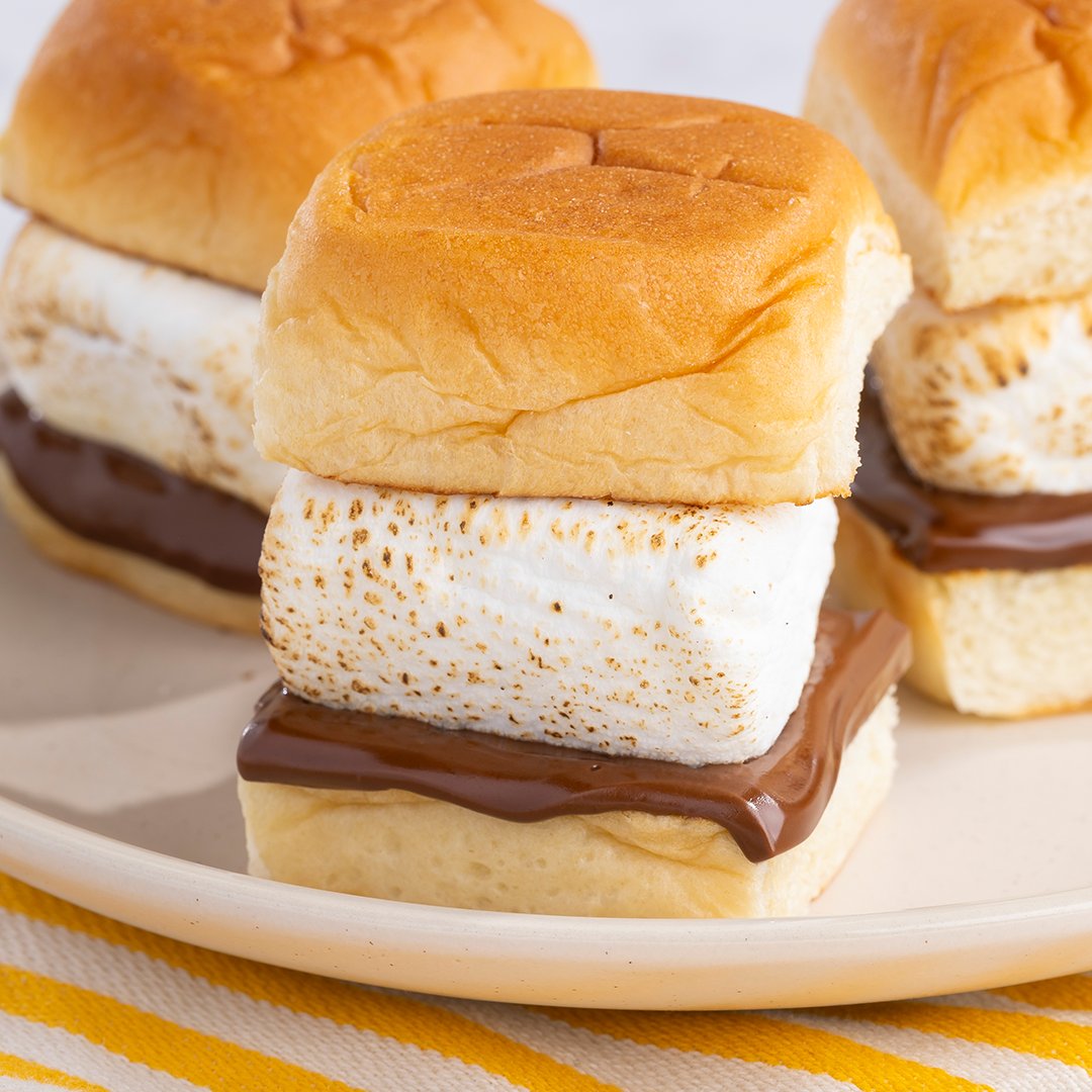 KingsHawaiian's tweet photo. With desserts, it’s the s’more the merrier! Do you prefer hot or cold desserts in the summertime? 
🍞 ☁️ 🍫 🍞 Try our S’Mores Sliders recipe: https://t.co/rKUcspIa21 
#KingsHawaiian #TasteofAloha #Smores #NationalSmoresDay #Desserts #Summer #Marshmallow #Chocolate https://t.co/t3VhklV2nM