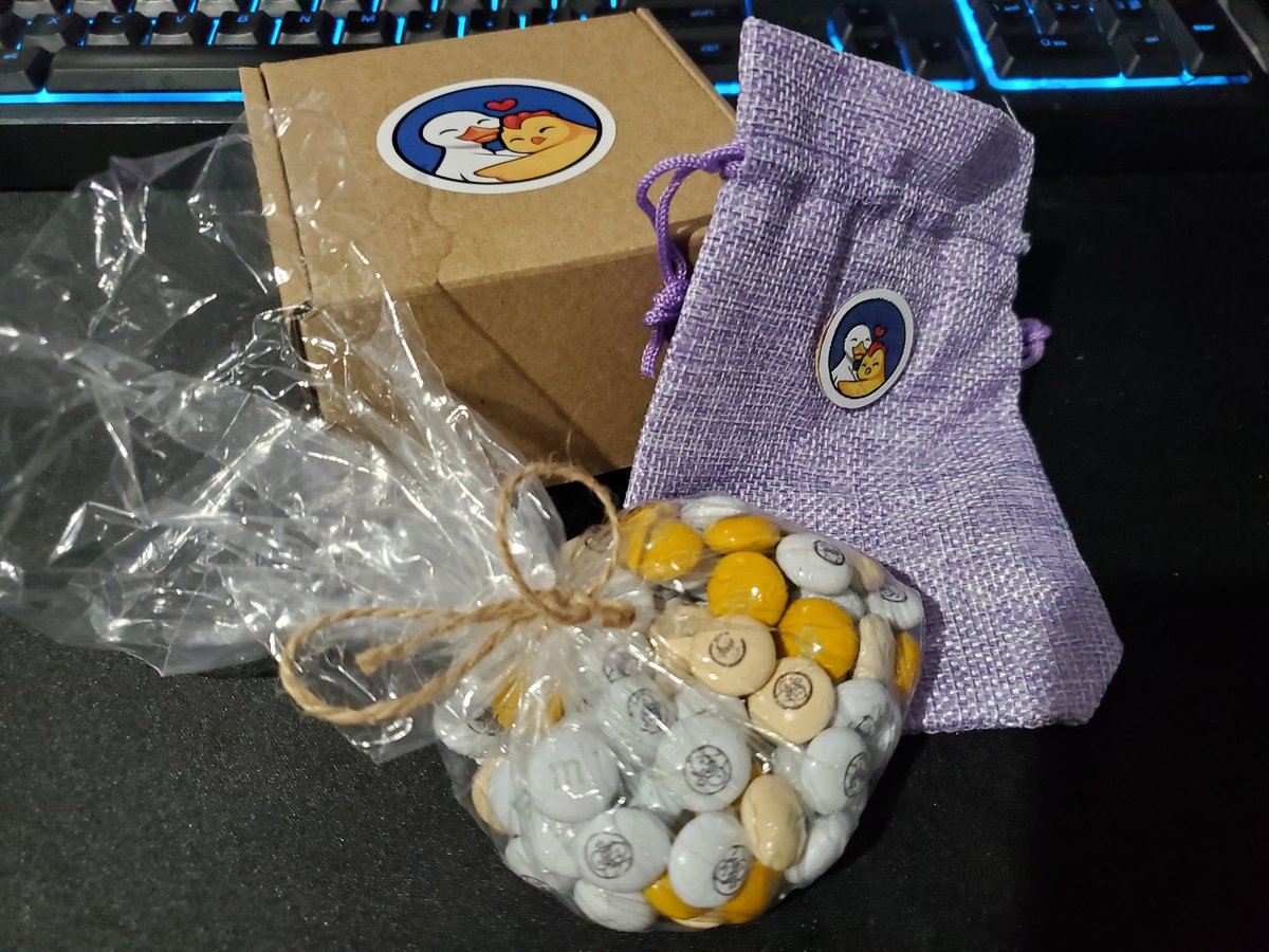 shirliley's tweet photo. Got the M&Ms! If only I can feed Mabel irl QAQ @farmer_spence #Ourchickenlife https://t.co/bUSd9cpOzT