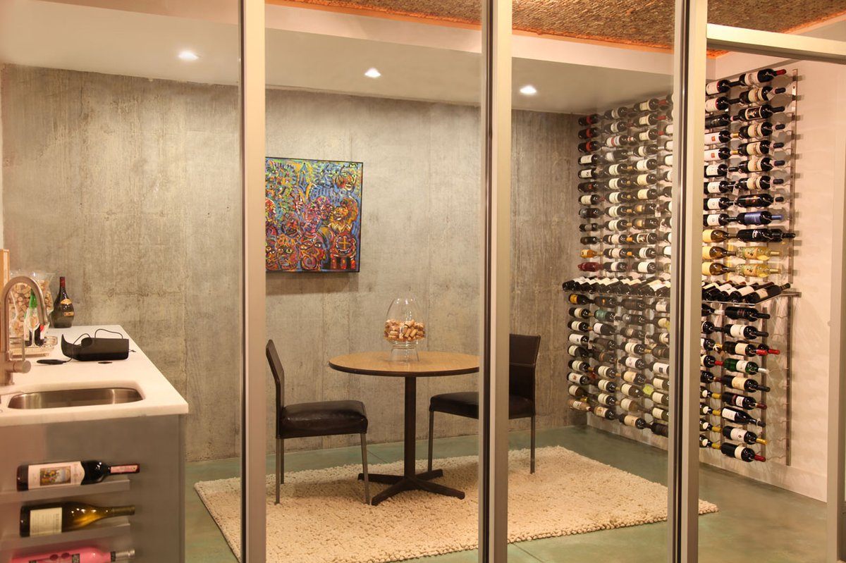 Framed glass. Wet Bar. Brushed nickel wine racks. And how about that cork ceiling?! This wine room is the perfect balance of luxury and functionality, serving up some major #designinspo.

Raise your hand if you want this wine room in your home! 🙋‍♂️🙋‍♀️