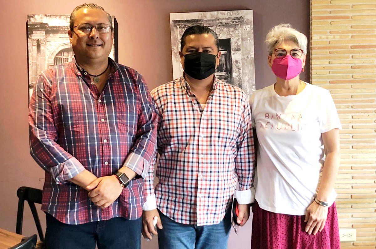 Marlon_RamirezM's tweet photo. Este #Martes me reuní con dos buenos amigos, el Presidente y la Secretaria Técnica de Fundación Colosio Filial #Veracruz, @renatoalarcon21 y @PerlascaLety, para detallar el programa de actividades de los talleres de profesionalización del servicio público que llevaremos a cabo. https://t.co/A4Zd6sd305