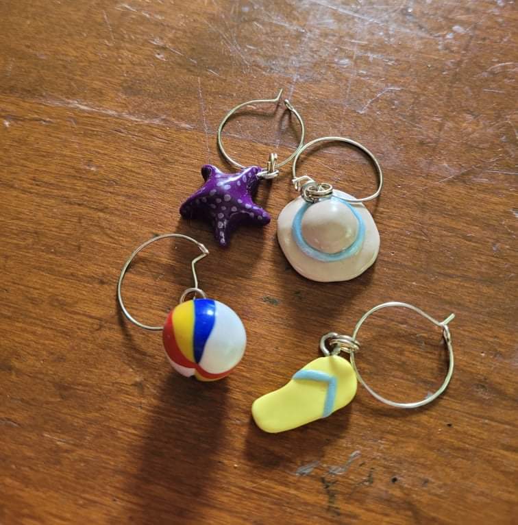 StarlytePhoenix's tweet photo. Hold onto summer with these handcrafted wine charms! #handmade #summervibes #shopsmall #barware #winecharms #handcraftedgifts #Kitchenware #summertime #supportlocal #beachvibes https://t.co/5QbYLj6Zu2