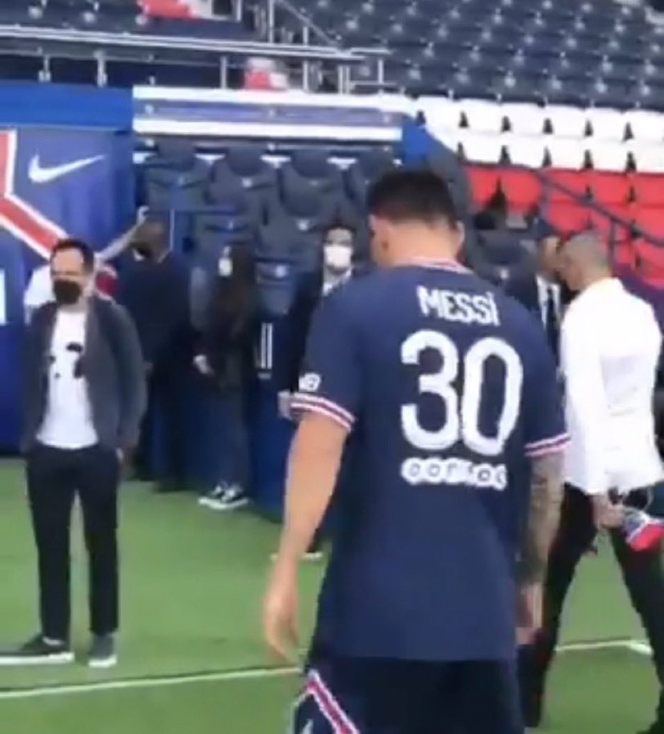MCISaul_'s tweet photo. Messi in a PSG kit for the first time 🔥 https://t.co/2Zne6CHQm9