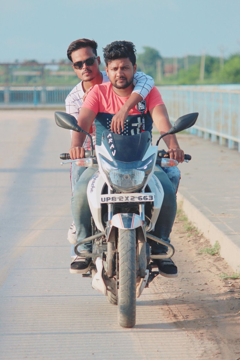 Mohamma38598213's tweet photo. एक तरफ बचपन और दूसरी तरफ ये चलती हुई तेज रफ्तार वाली जिंदगी मे अल्लाह हमे साथ और सलामत रखे और आज खुशी के मोके पर मेरे भाई @itx_rishad को यौम ए पैदाइश बहुत बहुत मुबारक हो अल्लाह तुझे सलामत रखे..😍
❤💚🖤

#marehra https://t.co/D4wHuY84gx