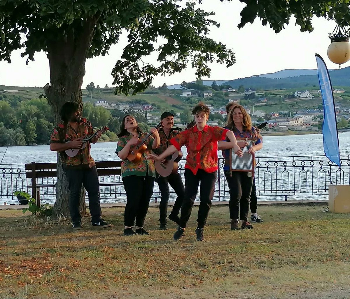 ukestradoMedio's tweet photo. @ukestradoMedio & #vacaburra na Rua, diante do encoro de S. Martinho
@urdimeescenicas
#Extravios #propulsa #propulsadanzapaisaxepatrimonio #ukelele #ukulele #uke #ukestra #dança #danza https://t.co/GyEPkflXNK