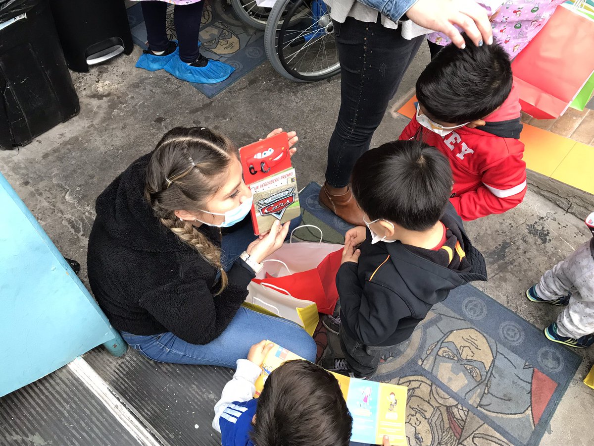 SenameTarapaca's tweet photo. 🎈En la región de #Tarapacá siguen las visitas a las residencias de protección #UProde visitó a los niños y niñas de la residencia #NidoAmigo y las jóvenes de #Imillitay quienes disfrutaron mucho su 🎁 https://t.co/dGrUc07U7N
