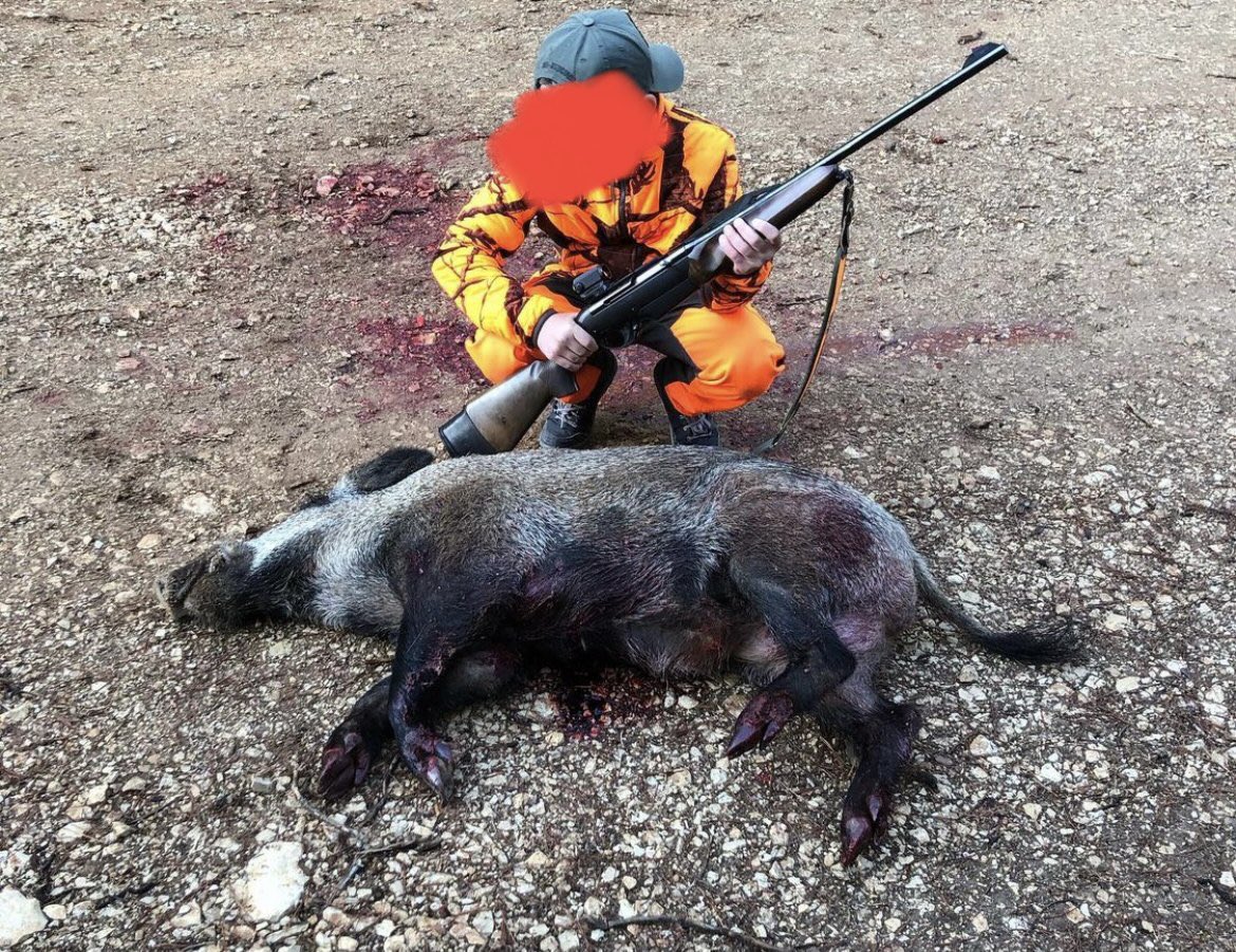 Il y a un vrai sujet de protection de l’enfance à propos de ces ados qu’on fait poser avec des armes devant des animaux morts. Cliché posté sur Instagram par l’intéressé, qui indique avoir 14 ans. 

Quelles séquelles pour ces enfants et quels risques pour la société ?