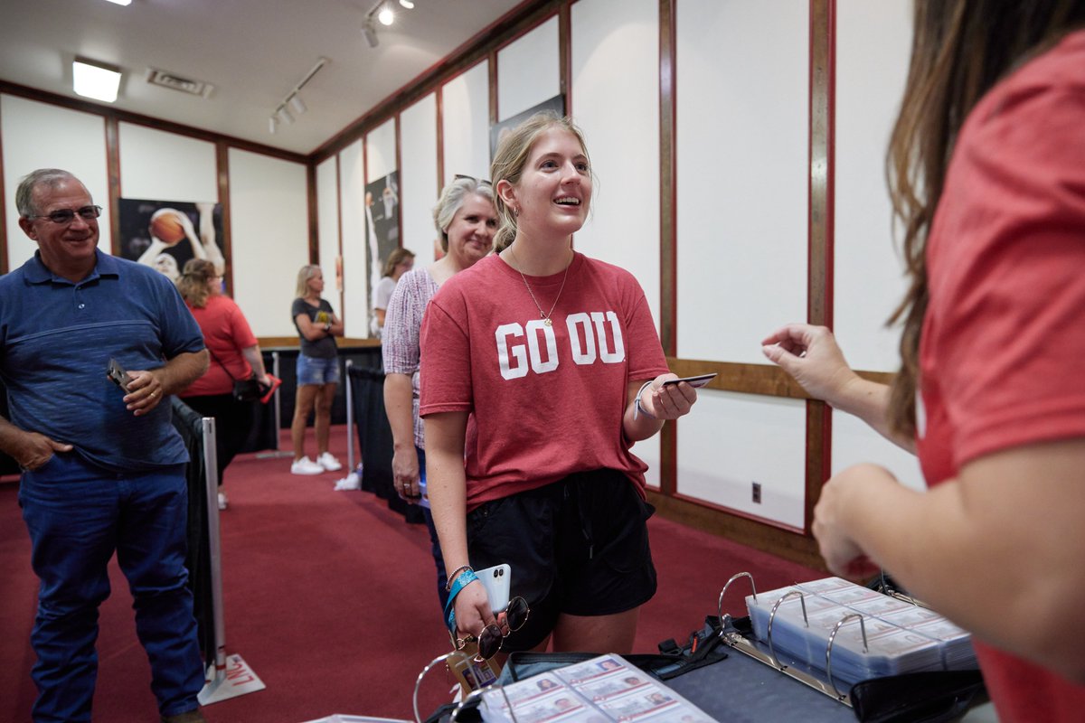 UofOklahoma's tweet photo. Day one of #OUMoveIn21 β
Welcome home to the Class of 2025! We hope you will create memories here that will last a lifetime, and we look forward to seeing where your OU journey takes you.
To the rest of #OU2025, we'll see you tomorrow! π https://t.co/fsZyguLzJ9