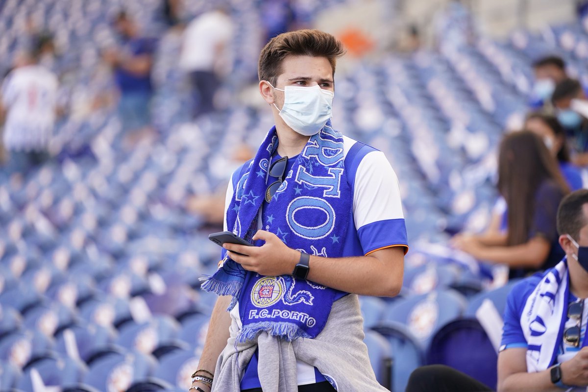 IvaNFCPortO's tweet photo. 😍 Как приятно снова видеть #MarAzul на трибунах Драгау 🐉🔥
#FCPorto #FCPBFS #LigaPortugal https://t.co/NGDySKQKpb