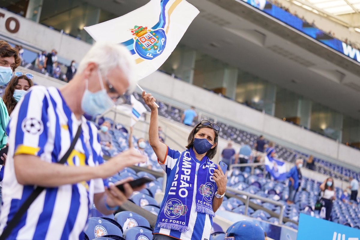 IvaNFCPortO's tweet photo. 😍 Как приятно снова видеть #MarAzul на трибунах Драгау 🐉🔥
#FCPorto #FCPBFS #LigaPortugal https://t.co/NGDySKQKpb