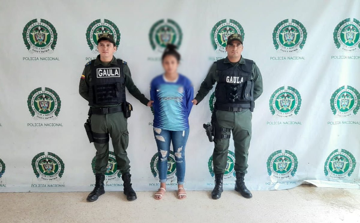 PoliciaGuainia's tweet photo. Gracias a la denuncia de un ciudadano, nuestro uniformados del @GaulaPolicia y @DIJINPolicia, en coordinación con @FiscaliaCol logran dar captura y aprehensión de 2 mujeres por el delito de extorsión, cuando se encontraban recibiendo la suma de $50.000.000 de pesos. https://t.co/gsC9F6mTxI