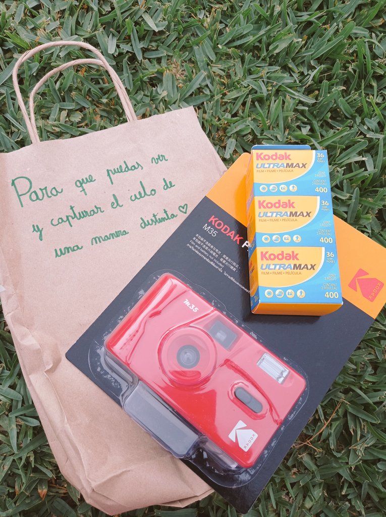 AnaBarrioDB's tweet photo. Por las personas qe aparecen de sorpresa y te dejan sin palabras. Por las que te hacen los mejores regalos qe hayas podido imaginar. Por las qe te conocen tan tan bien qe saben cómo sacarte una sonrisa. 
Hoy esa persona eres tú @evabdb
#hermanas
#Graciasporseryestar
#analógicasoy https://t.co/oiDNvi7fHW