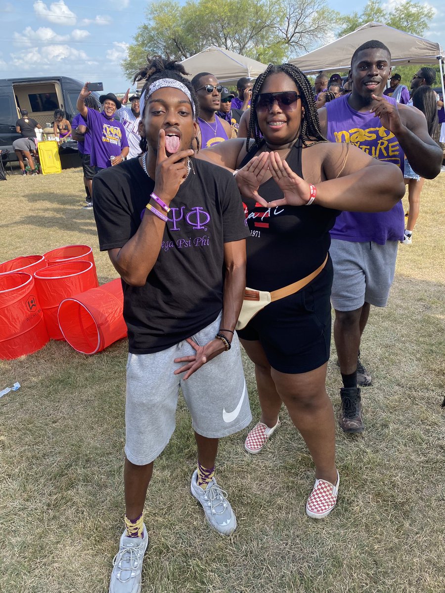 amour_alyrick's tweet photo. first #BootPicnic was one for the books ❤️💜 https://t.co/eMQqcz3oLJ