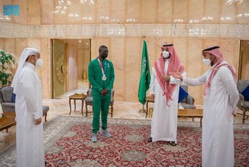 saudi_karate's tweet photo. سمو #ولي_العهد يلتقي اللاعب #طارق_حامدي، معبرًا عن تهنئته له بمناسبة  حصوله على الميدالية الفضية في دورة الألعاب الأولمبية #طوكيو2020 وما قدمه من مستويات مميزة في لعبة الكاراتيه. https://t.co/VChMZlixP2