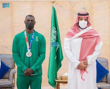 saudi_karate's tweet photo. سمو #ولي_العهد يلتقي اللاعب #طارق_حامدي، معبرًا عن تهنئته له بمناسبة  حصوله على الميدالية الفضية في دورة الألعاب الأولمبية #طوكيو2020 وما قدمه من مستويات مميزة في لعبة الكاراتيه. https://t.co/VChMZlixP2