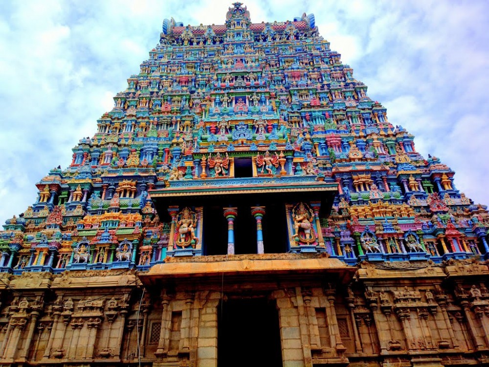 congtyhana's tweet photo. Meenakshi Temple is located in Tamil Nadu, featuring 14 floors of towers, 33,000 large and small statues of all kinds and beautiful colors. https://t.co/zU5PaewBh4