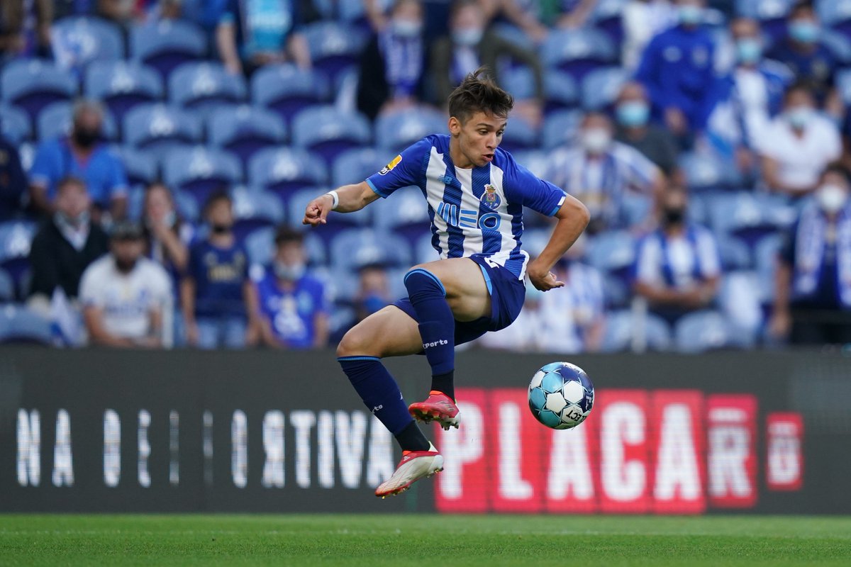 IvaNFCPortO's tweet photo. A kind of magic 🎩✨
#FranciscoConceição #ComoNósUmdeNós #FCPorto #FCPBFS #LigaPortugal @FConceicao7 https://t.co/J3DGHMqZMq