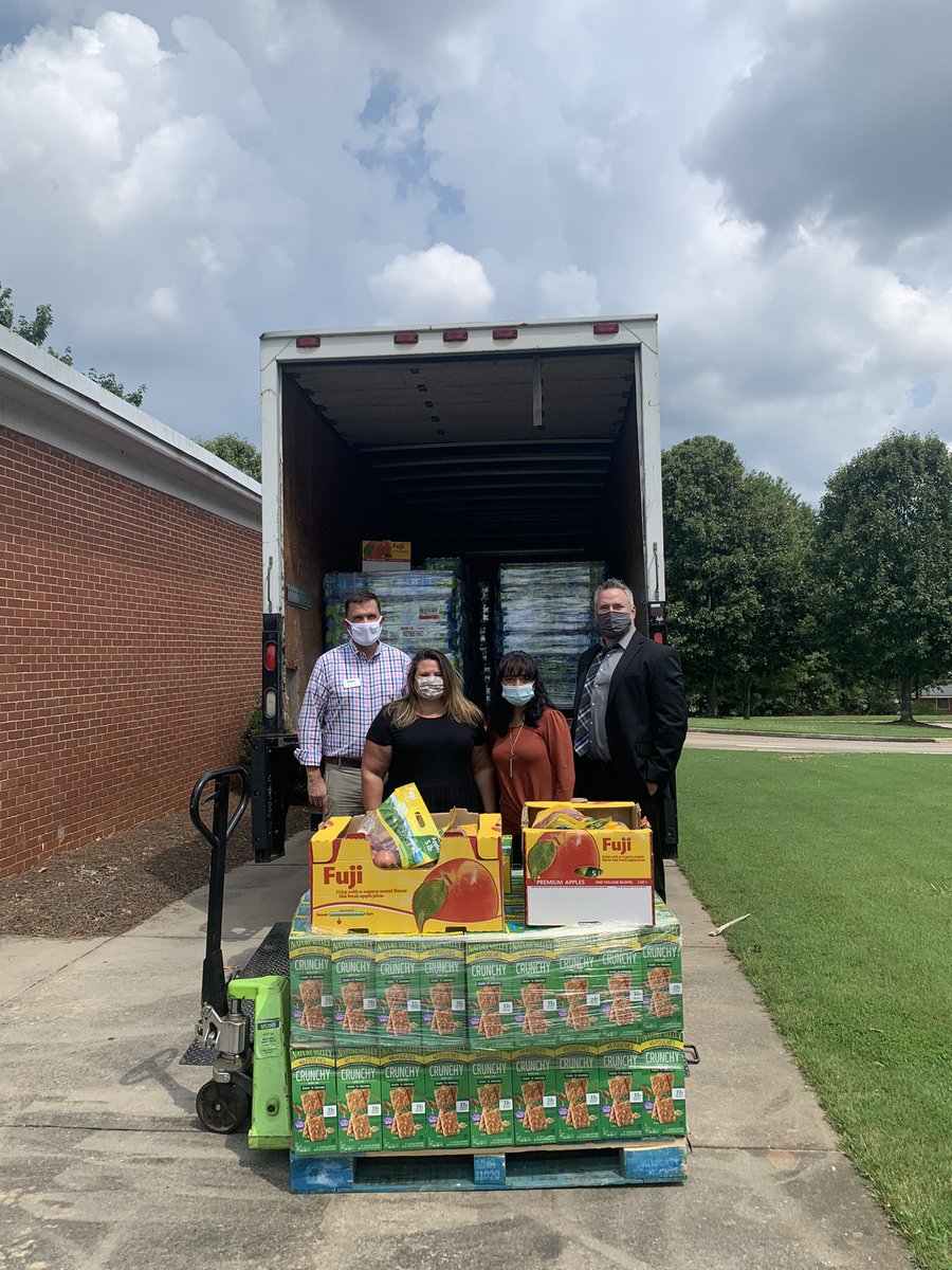 FredricLatschar's tweet photo. Community support is what makes Henry County so special.  Big shoutout to @mcdpresbyterian and the Raise Me Up Foundation for providing some water and snacks for our schools, students, and bus drivers.  @jrader44 @stormer_jessica @MaddenSupports #WellnessHCS https://t.co/dTW2TAzxYd