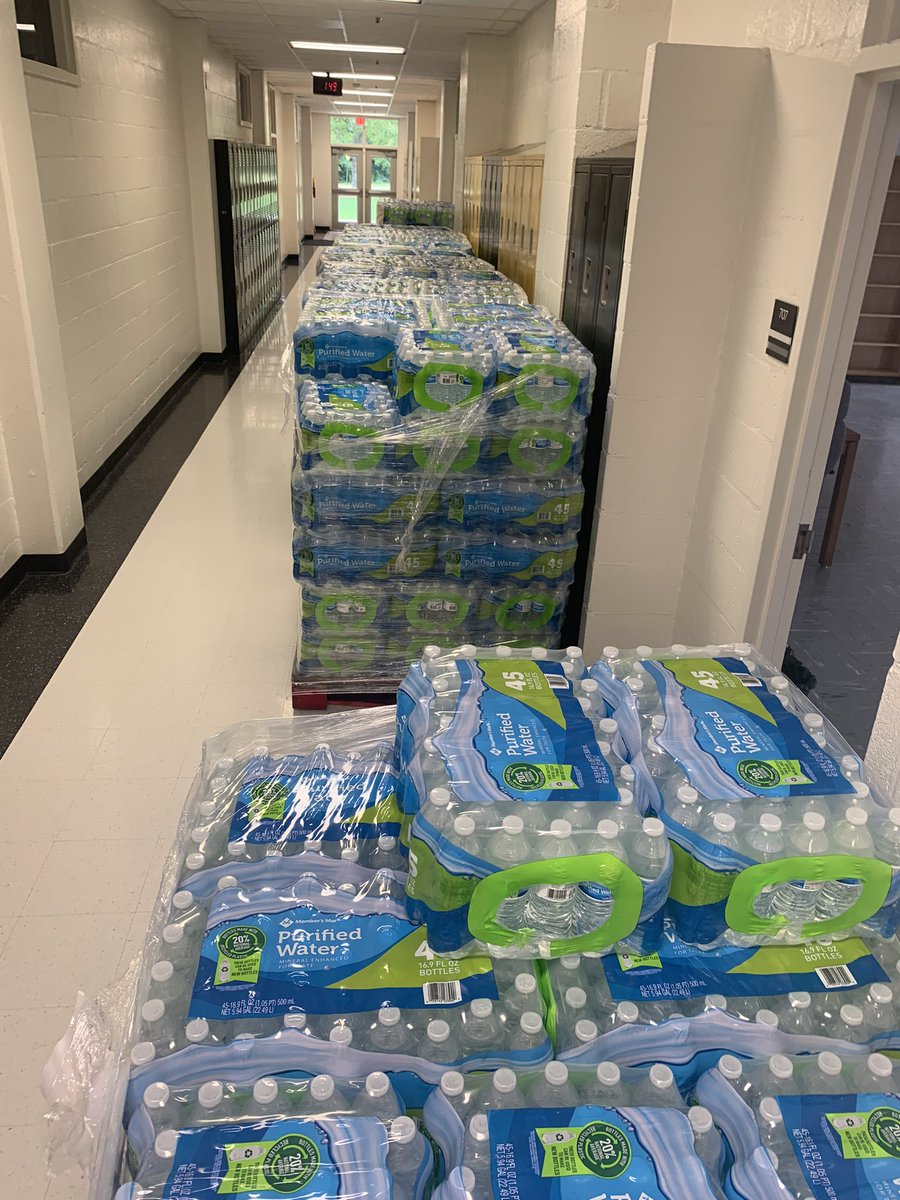 FredricLatschar's tweet photo. Community support is what makes Henry County so special.  Big shoutout to @mcdpresbyterian and the Raise Me Up Foundation for providing some water and snacks for our schools, students, and bus drivers.  @jrader44 @stormer_jessica @MaddenSupports #WellnessHCS https://t.co/dTW2TAzxYd
