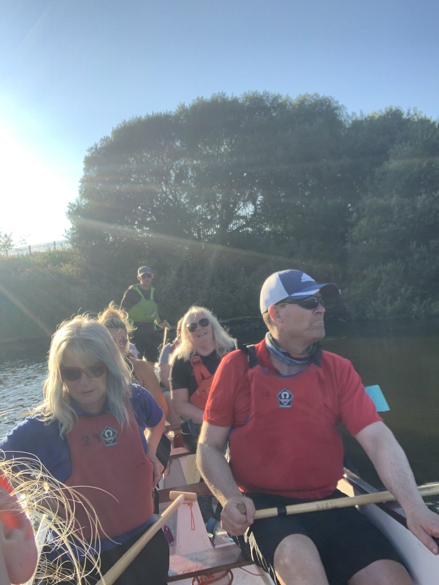 Beautiful night to paddle <a href="/DoeParkWAC/">Doe Park</a>! 

A few pause paddle moments here whilst we caught our breath &amp; coach @LoobyClarke talked through technique.

Paddling to a cracking soundtrack too #ACDC #brucespringsteen #paulsimon #blackbox #neworder 💚🐲🚣🏼‍♀️

New paddlers always welcome 👍🏻