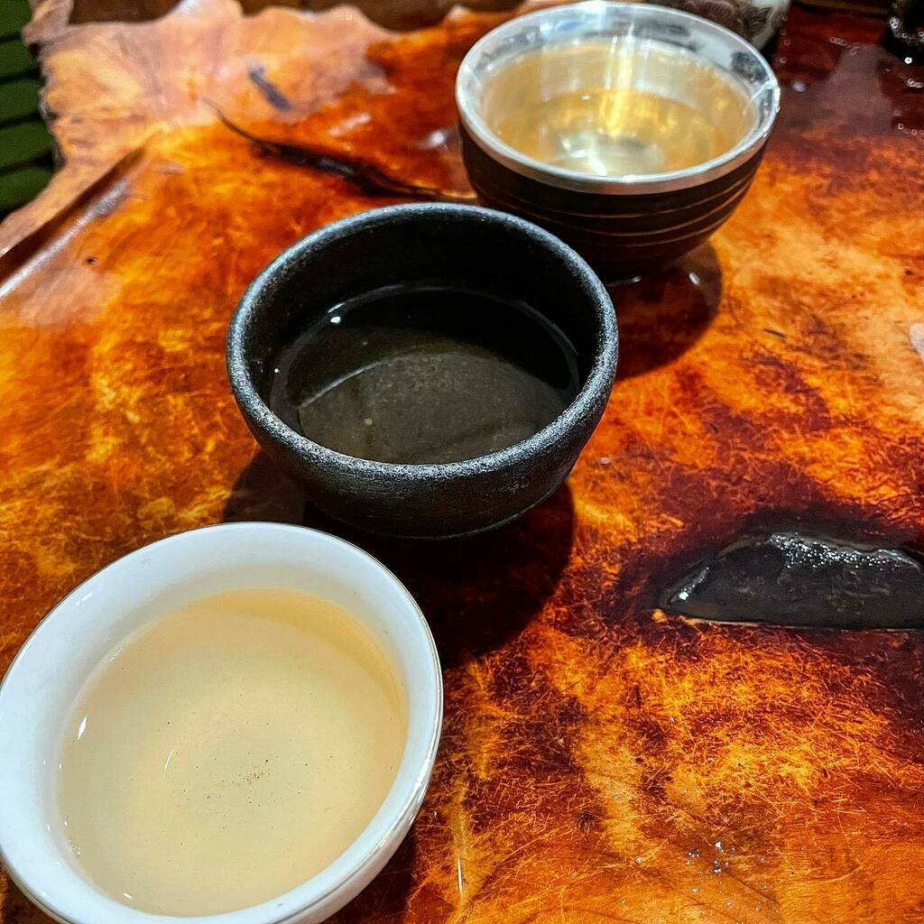 CrimsonLotusTea's tweet photo. More tea blending. Some blends work and some don’t. This one worked! 😍
.
#BlendedTea #blend #sheng #puerh #puer #tea #puerhtea #TeaTasting #maocha #Seattle #China #Yunnan #gongfu #gongfucha #gongfutea #crimsonlotustea #crimsonlotus https://t.co/pu4POQvAEw https://t.co/BnSxC3KYIa